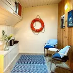 Houseboat De Cornelia ゲストハウス アムステルダム