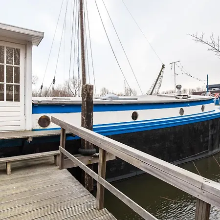 Houseboat De Cornelia ゲストハウス