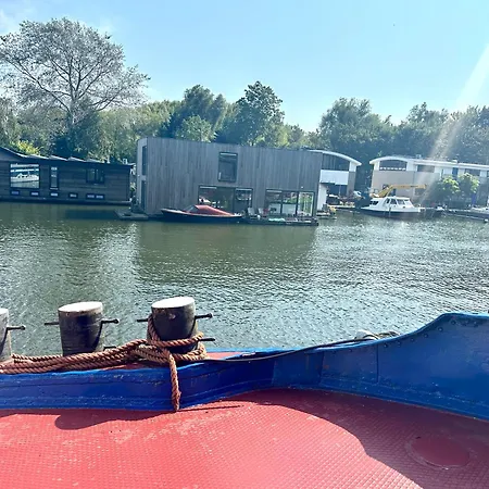 Houseboat De Cornelia Amsterdam