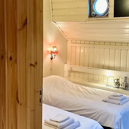 Houseboat De Cornelia Amsterdam