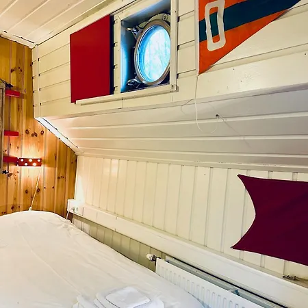 Houseboat De Cornelia 3* Amsterdam