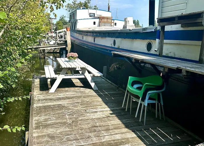 Houseboat De Cornelia ゲストハウス アムステルダム